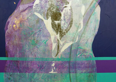 Abstraktes Werk von Tatjana Wolfers in Violett-, Türkis- und Blautönen mit einer zentralen, hellen organischen Form und horizontalen Farbbändern.