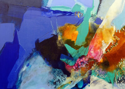 Dynamische abstrakte Malerei von Tatjana Wolfers mit kräftigem Blau, leuchtendem Orange und Pink sowie weißen, fließenden Strukturen und grafischen Details.