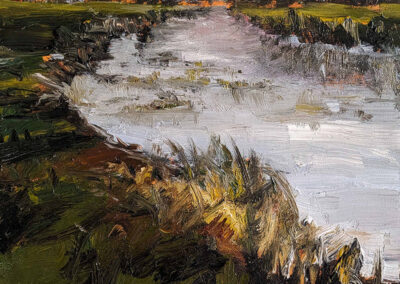 Zeitgenössisches Ölgemälde von Uta Masch mit dem Titel „An der Au II“: Eine dynamische Flusslandschaft mit starkem Impasto-Farbauftrag, tiefbraunen Uferzonen und hellem Lichtreflex auf der Wasseroberfläche.