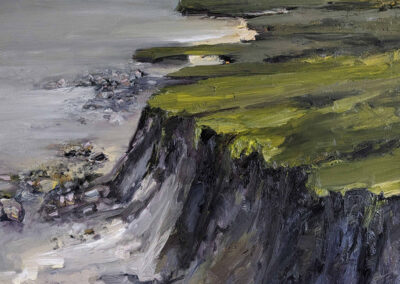 Ölgemälde von Uta Masch mit dem Titel „Auf der Ebene“: Darstellung einer norddeutschen Steilküste an der Ostsee mit grünem Bewuchs, dunklen Klippen und grauem Meer in pastosem Pinselduktus.