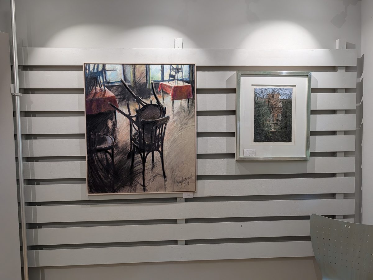 Galerie Göldner – Fensterwand mit Skulpturen