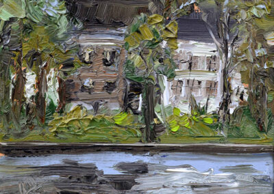 Pastoses Ölgemälde von Uta Masch mit dem Titel „Häuser am Kanal“: Abstrakte Darstellung von Gebäuden hinter Bäumen, die sich in einem Kanal widerspiegeln, in kräftigen Grün-, Braun- und Blautönen.