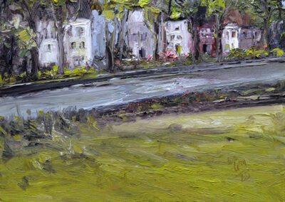 Weitläufiges Ölgemälde von Uta Masch mit dem Titel „Häuser am Kanal“: Eine Häuserreihe hinter einer Baumlinie an einem Gewässer, im Vordergrund eine große grüne Wiesenfläche in lebhaftem, pastosem Farbauftrag.