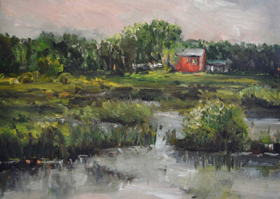 Ölgemälde von Uta Masch mit dem Titel „Haus am Moor“: Ein rotes Backsteinhaus am Rand einer Moorlandschaft mit Wasserläufen, Bäumen und bewölktem Himmel in kräftigem, pastosem Farbauftrag.