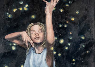 Ölgemälde von Katrin Göldner: Ein Mädchen in einem hellblauen Kleid hält die Augen geschlossen und hebt eine Hand empor, umgeben von schwebenden, leuchtenden Lichtpunkten (Glühwürmchen) vor dunklem Hintergrund.