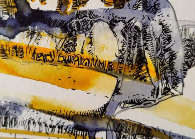 Abstrakte Zeichnung mit Aquarell und Tusche von Jan Eustergerling. Die Komposition besteht aus dynamischen Gelb- und Violetttönen, die in geschwungenen Bahnen über das Bild verlaufen. Feine, lineare Strukturen erinnern an architektonische Skizzen, geologische Schichtungen oder technische Pläne. In der Mitte durchzieht eine elliptische Form das Bild, die wie ein Tunnel oder ein Auge wirkt. Die übereinanderliegenden Ebenen aus Farbe und Linie erzeugen Tiefe, Bewegung und Vielschichtigkeit. Das Bild wirkt zugleich konstruiert und spontan – ein visuelles Spiel zwischen Struktur und Emotion.