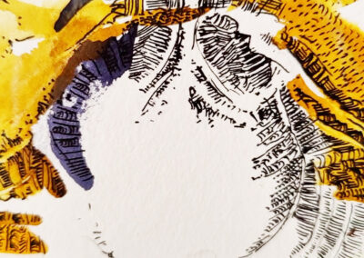 Detailreiche Mischtechnik-Arbeit von Jan Eustergerling mit Tinte und Aquarell. Im Zentrum eine große, fast kreisförmige, weiß ausgesparte Fläche, die von komplexen linearen Strukturen umgeben ist – sie erinnern an topografische Linien oder anatomische Formen. Umgeben ist das Motiv von warmen Gelb-, Orange- und dunklen Blautönen, die in fließenden Farbverläufen mit akkurater Linienführung kombiniert sind. Die Komposition wirkt wie ein fragmentiertes Landschafts- oder Kartenfragment, das zugleich organisch und abstrakt erscheint. Die Bildwirkung ist analytisch und poetisch zugleich.