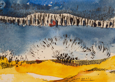 Abstraktes Aquarell- und Tuschebild von Jan Eustergerling. In der oberen Bildhälfte eine horizontale Struktur aus vertikalen, schwarzen Linien auf weißem Untergrund – sie erinnert an eine stilisierte Baumreihe oder einen Zaun. Dahinter ein leuchtend blauer Himmel mit dynamischer Struktur. Der untere Bildbereich ist in warmen Gelb- und Ockertönen gehalten, die an Dünen oder Felder erinnern. Feine, gestische Linien und radiale Tuschestriche erzeugen die Assoziation von Gräsern oder Windbewegung. Ein kleiner roter Akzent in der oberen Mitte sorgt für einen visuellen Kontrapunkt. Die Komposition wirkt poetisch, vielschichtig und voller rhythmischer Spannung.