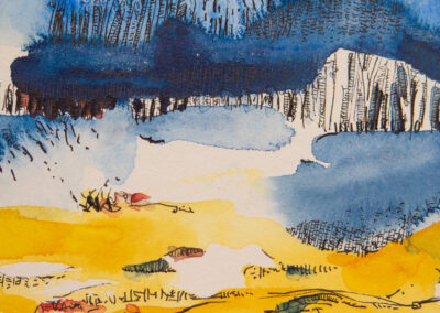 Abstraktes Aquarell- und Tuschbild von Jan Eustergerling. Die obere Bildhälfte wird von intensiven Blautönen dominiert, die in feinen Linienstrukturen an ein stilisiertes Waldmotiv erinnern. Im unteren Bereich kontrastieren leuchtend gelbe und ockerfarbene Flächen, die wie abstrahierte Felder oder Sandbänke wirken. Schwarze, grafische Zeichen und Linien durchziehen das Bild und erzeugen den Eindruck einer kartografischen Struktur oder topografischen Erkundung. Die Komposition wirkt zugleich verspielt und präzise – ein Wechselspiel aus kontrollierter Zeichnung und freier Farbfläche, das zur assoziativen Betrachtung einlädt.