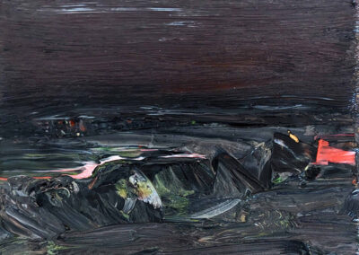 Expressives, dunkles Ölgemälde von Uta Masch mit dem Titel „Nachts am Meer“: Tiefschwarze und graue Pinselstriche stellen eine nächtliche Brandung dar, mit vereinzelten roten und hellen Lichtreflexen.