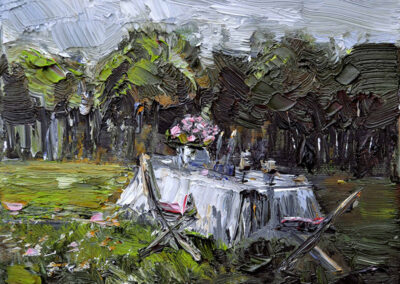 Expressives Ölgemälde „Rendezvous“ von Uta Masch: Ein weiß gedeckter Tisch mit Blumen im Freien, umgeben von dunklen Bäumen und grüner Wiese in starkem Impasto.