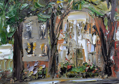 Ölgemälde „Stadtallee“ von Uta Masch: Ein Blick durch hohe Bäume auf eine helle Hausfassade, geprägt durch kräftige, vertikale Strukturen und leuchtende Farbakzente.