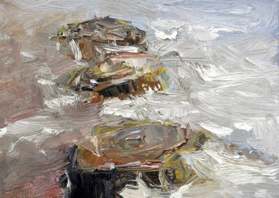 Zeitgenössisches Ölgemälde „Umspülte Dalben“ von Uta Masch: Abstrahierte Holzpfähle im schäumenden Wasser, dargestellt durch dynamische, dicke Pinselstriche in Weiß, Braun und Grau.