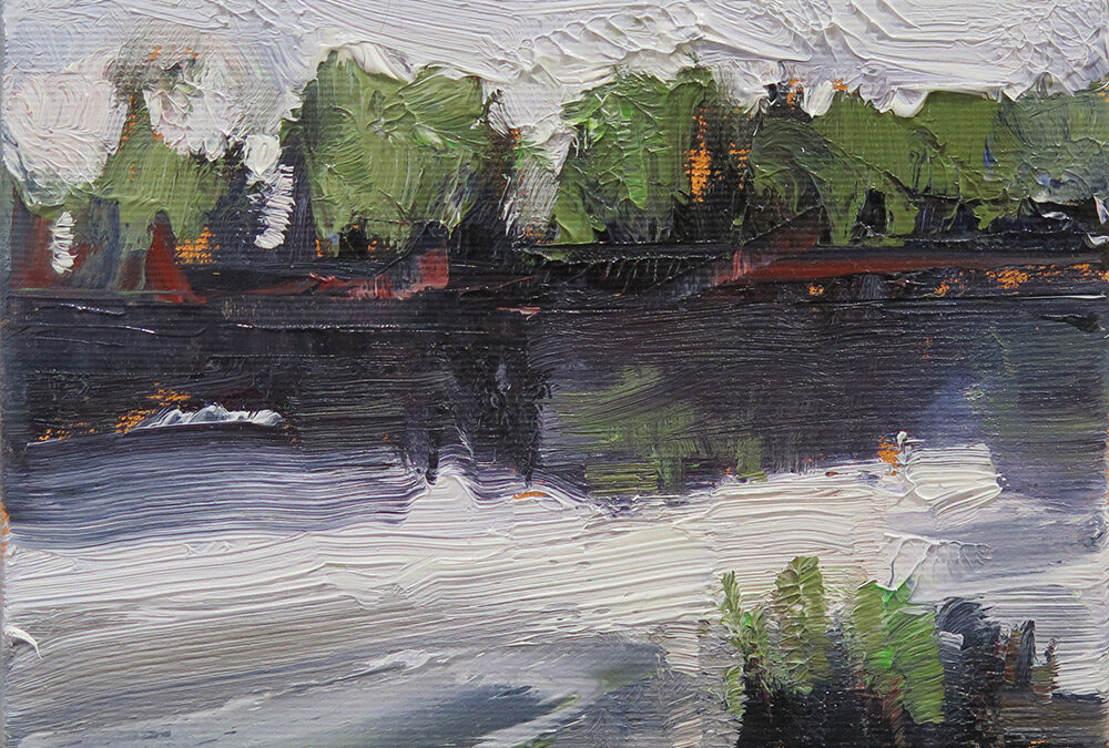 Stimmungsvolle Landschaftsmalerei von Uta Masch mit spiegelndem Wasser im Vordergrund. Oben dominiert ein strukturierter, heller Himmel in Weiß- und Grautönen. In der Bildmitte verläuft eine Horizontlinie aus abstrahierten Bäumen in frischem Grün, unterbrochen von dunklen und rötlichen Akzenten. Die Baumreihe spiegelt sich in der dunklen Wasserfläche darunter. Breite, pastose Pinselstriche erzeugen eine ruhige, aber lebendige Atmosphäre. Das Bild wirkt wie ein eingefrorener Moment an einem stillen See oder Flussufer, getragen von nordischer Zurückhaltung und Tiefe.