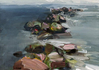 Uta Masch – „Sommer 25 V", Ölgemälde einer Steinbuhne im Meer unter bewölktem Himmel, 15x15 cm, 2025