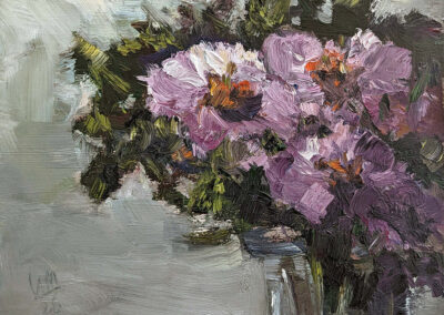 Uta Masch – „Tischschmuck", Ölgemälde mit rosa-violetten Pfingstrosen oder Dahlien in einem Glasvase vor grauem Hintergrund, 30x30 cm, 2026