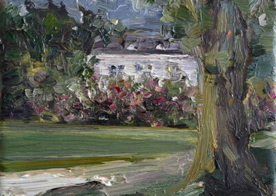 Gemälde „Villa im Park“ von Uta Masch: Ein herrschaftliches weißes Haus hinter blühenden Büschen und großen Bäumen auf einer grünen Rasenfläche.