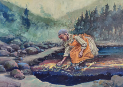 Ölgemälde von Katrin Göldner mit dem Titel „Wiedereintritt“: Eine Figur in leuchtend orangefarbener Kleidung kniet an einem dunklen Gewässer in einer nebligen Waldlandschaft und berührt behutsam ein leuchtendes Raster auf der Wasseroberfläche.